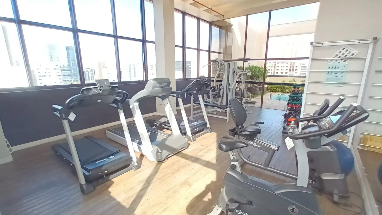 Fitnessraum mit Laufbändern und Fahrrädern