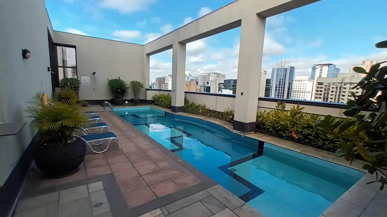 Dachterrasse mit Pool und Blick auf Stadt