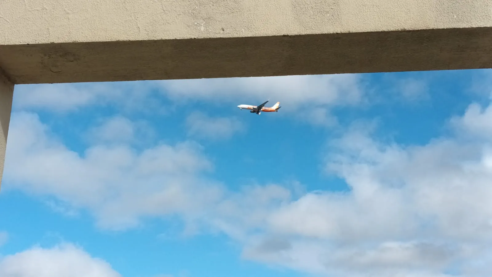 Flugzeug am blauen Himmel mit Wolken