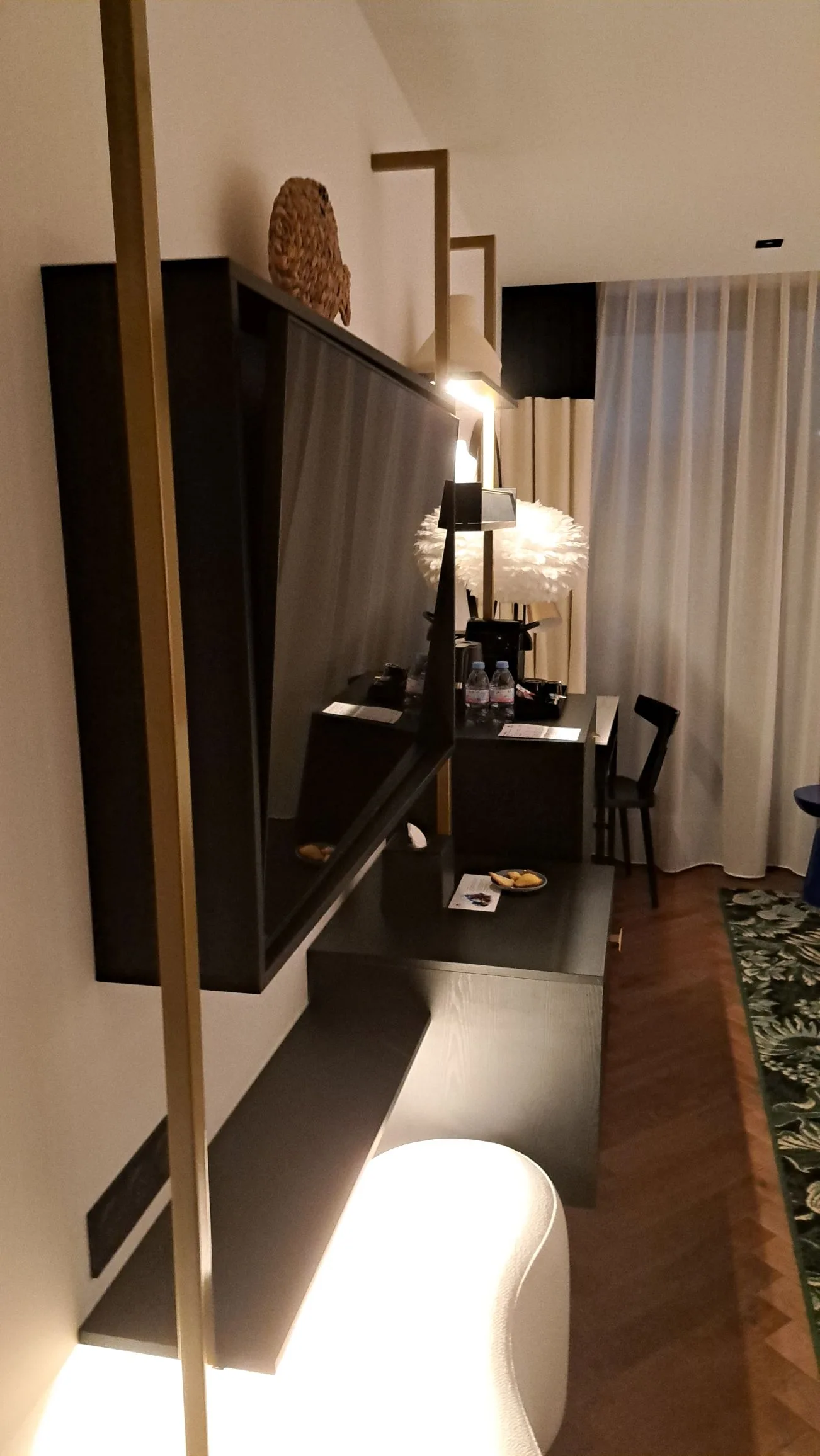 Hotelzimmer mit Schreibtisch und Fernseher