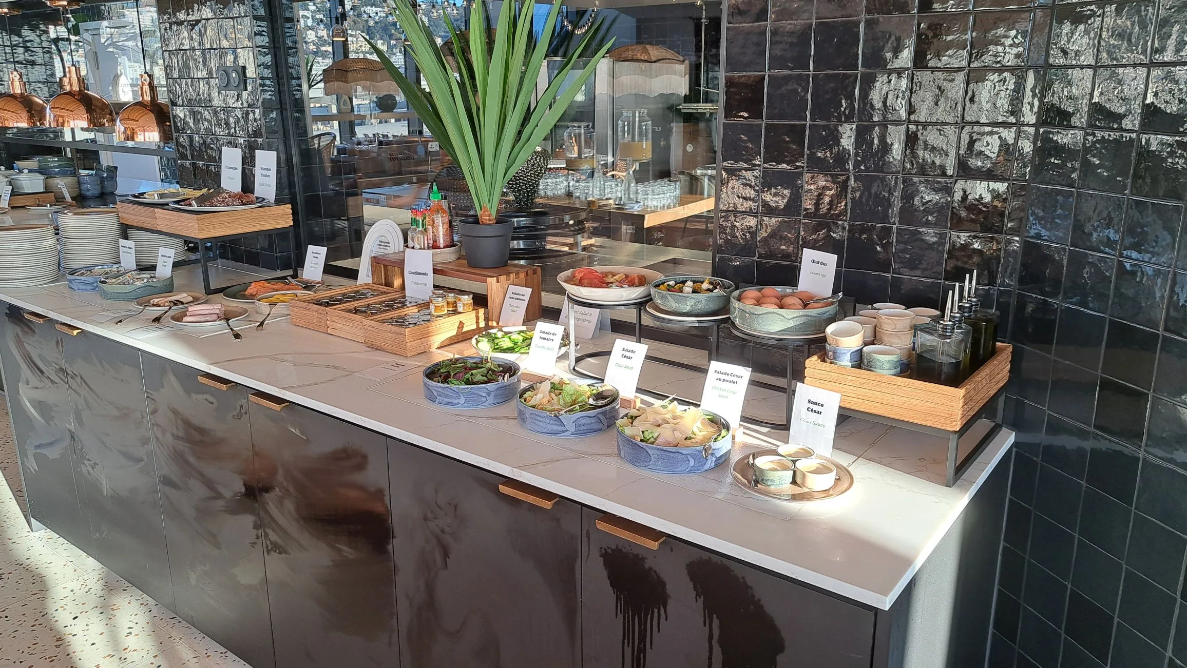 Frühstücksbuffet mit verschiedenen Speisen und Getränken auf einer Theke