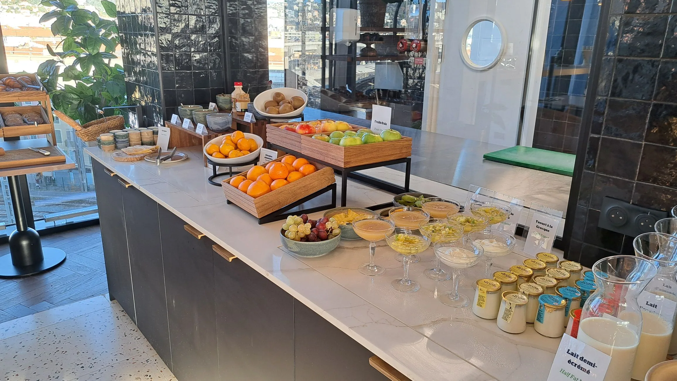 Frühstückstablett mit Obst, Joghurt und Milch im Hotel