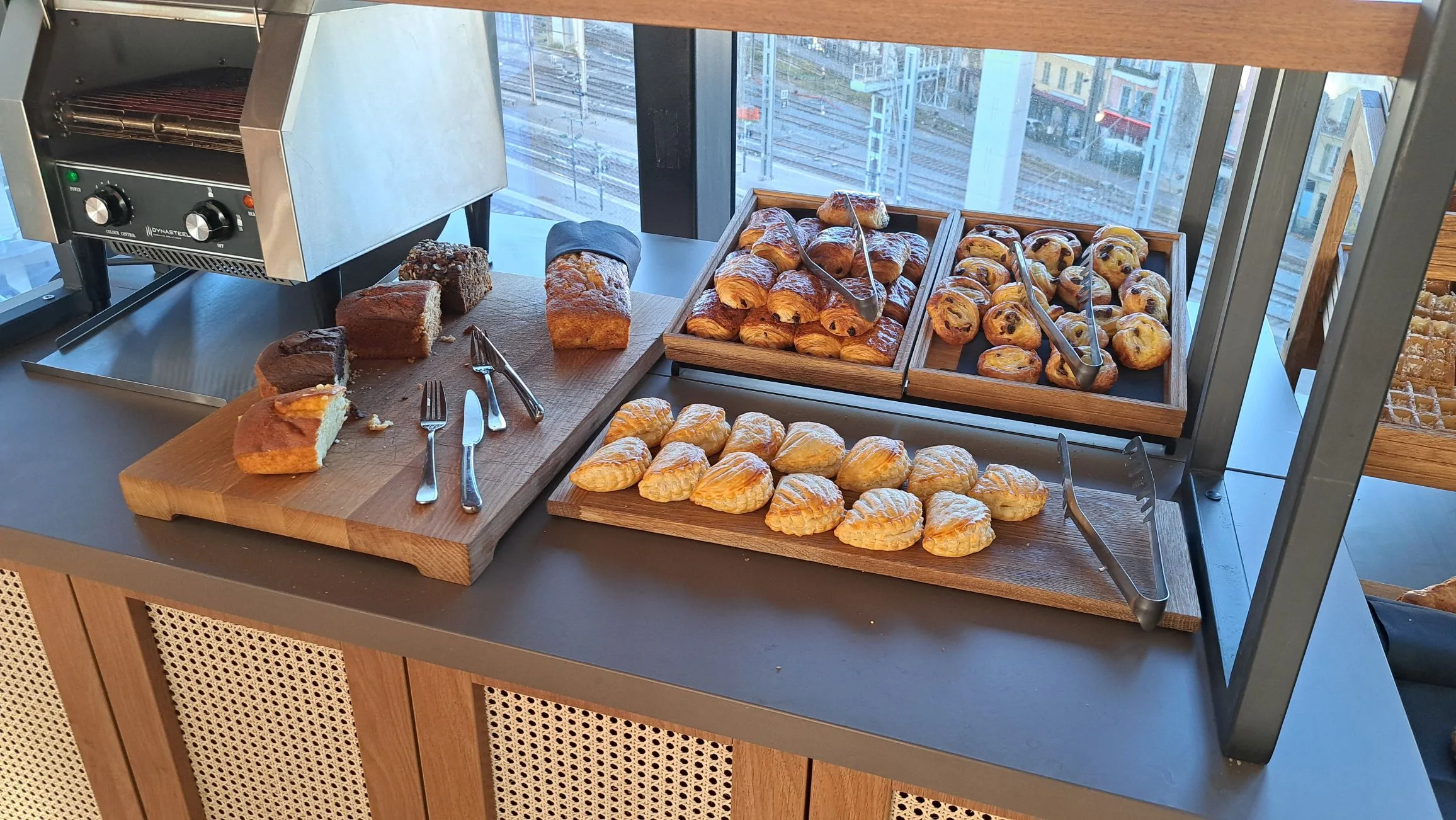 Frühstückstisch mit verschiedenen Gebäcksorten und Kuchen