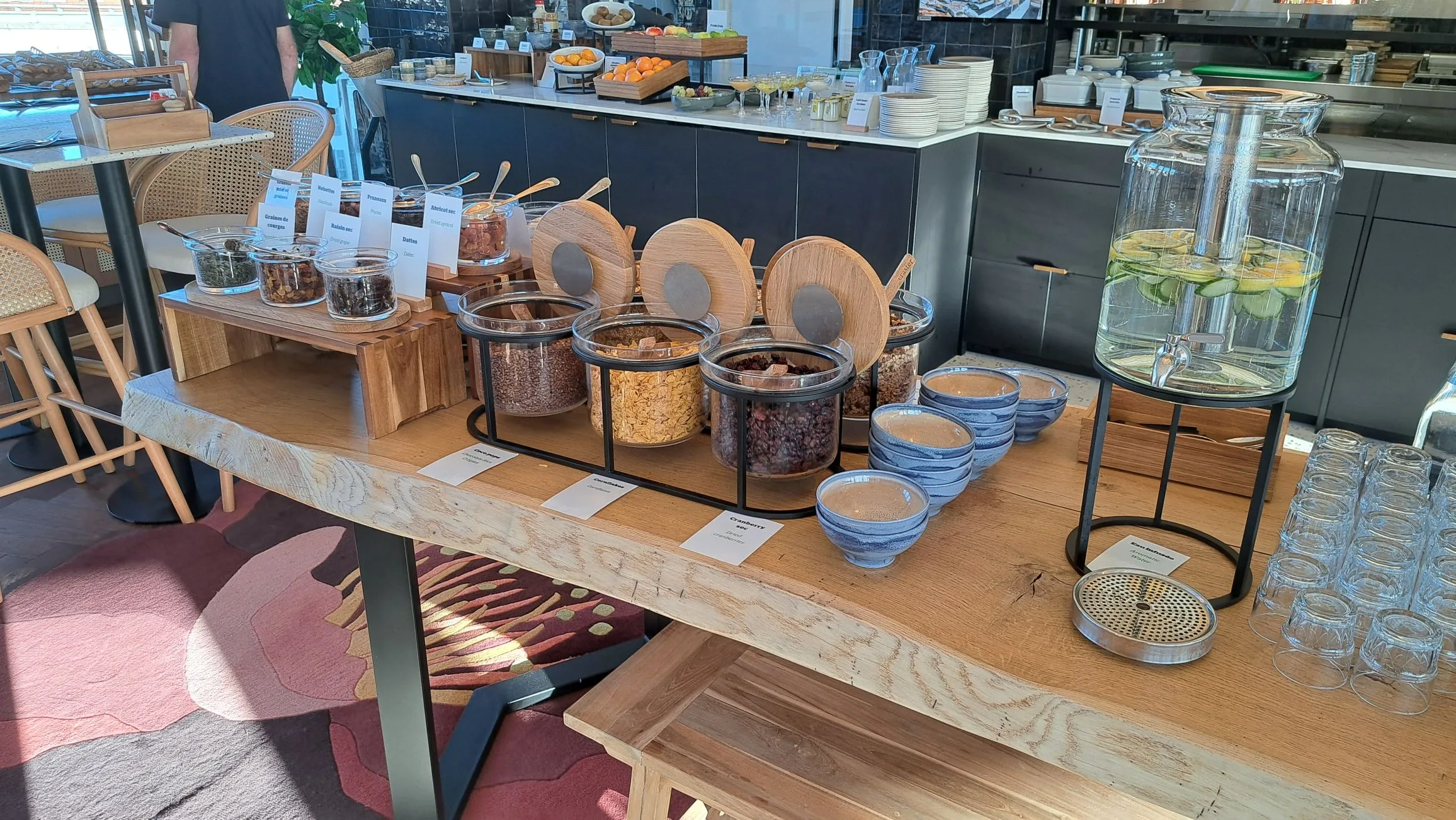 Frühstückstablett mit Getreide, Keksen und Wasserkrug
