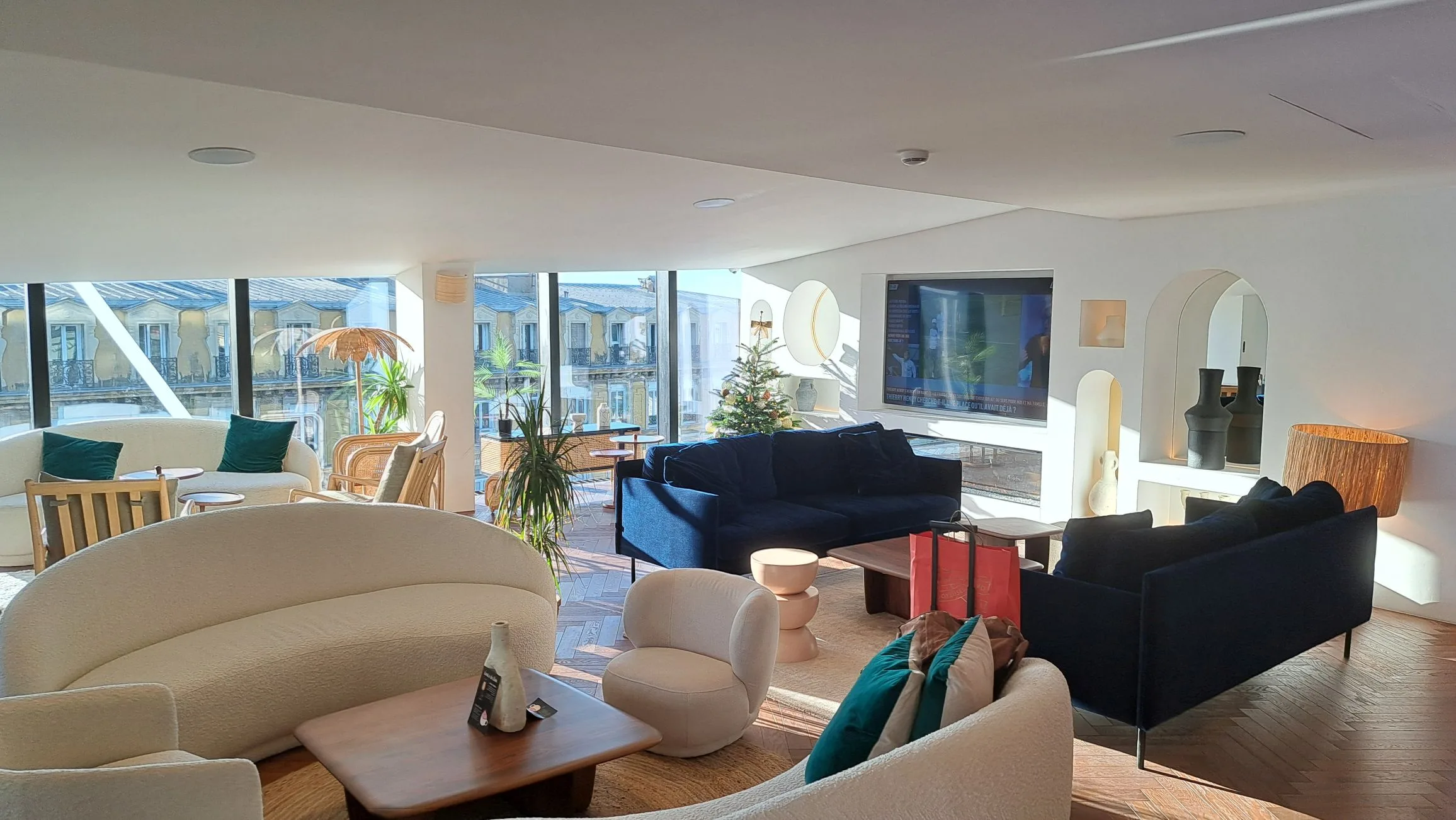 Lounge mit Sesseln und Couchen im modernen Design