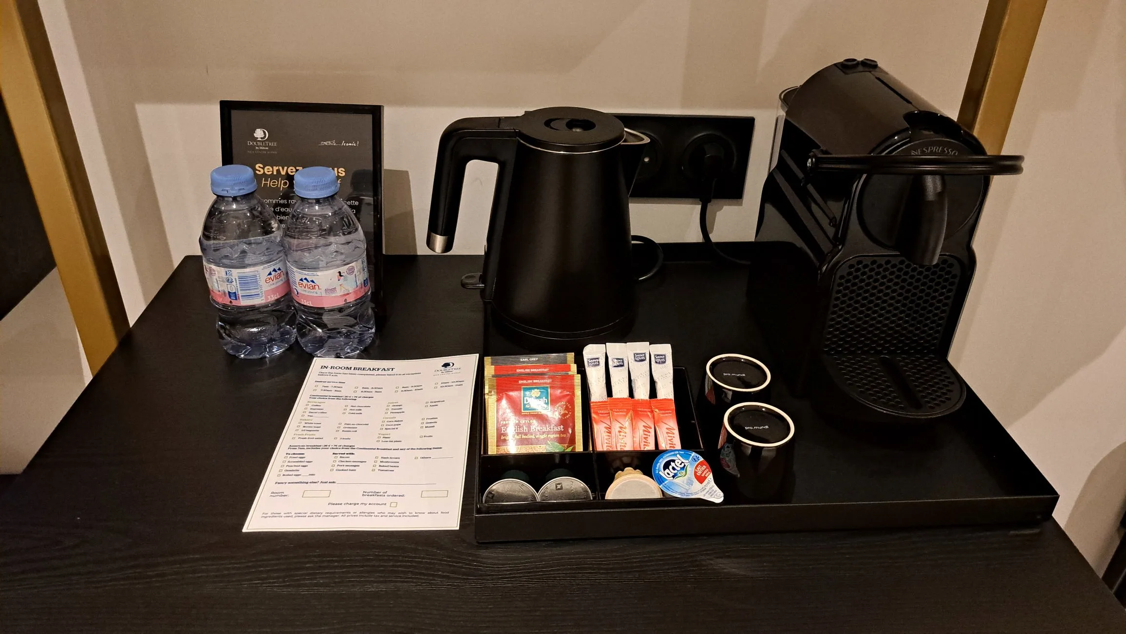 Hotelzimmereinrichtung mit Kaffeemaschine, Wasserkocher und Frühstücksmöglichkeiten
