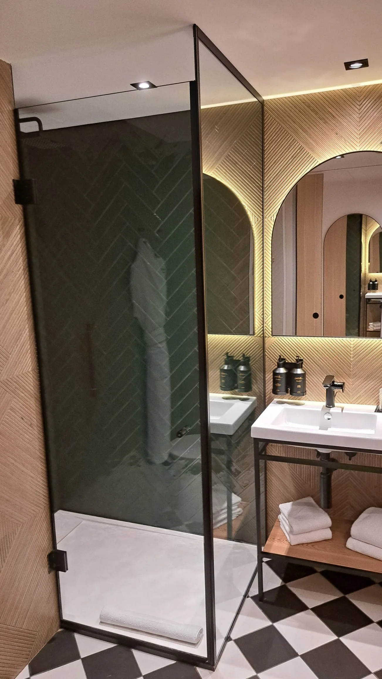 Moderne Dusche mit Glastür im Badezimmer