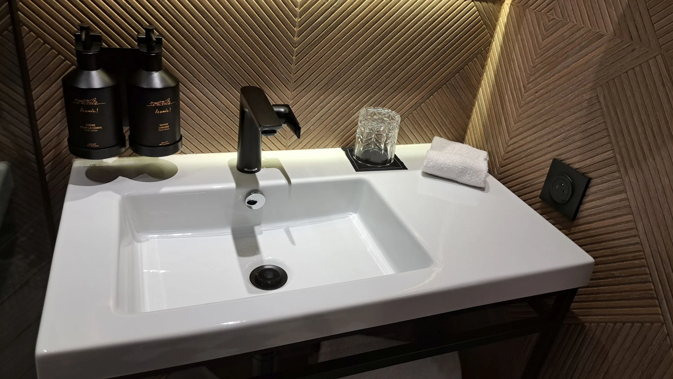 Moderne Waschtisch mit Keramikwaschbecken und Metallarmatur