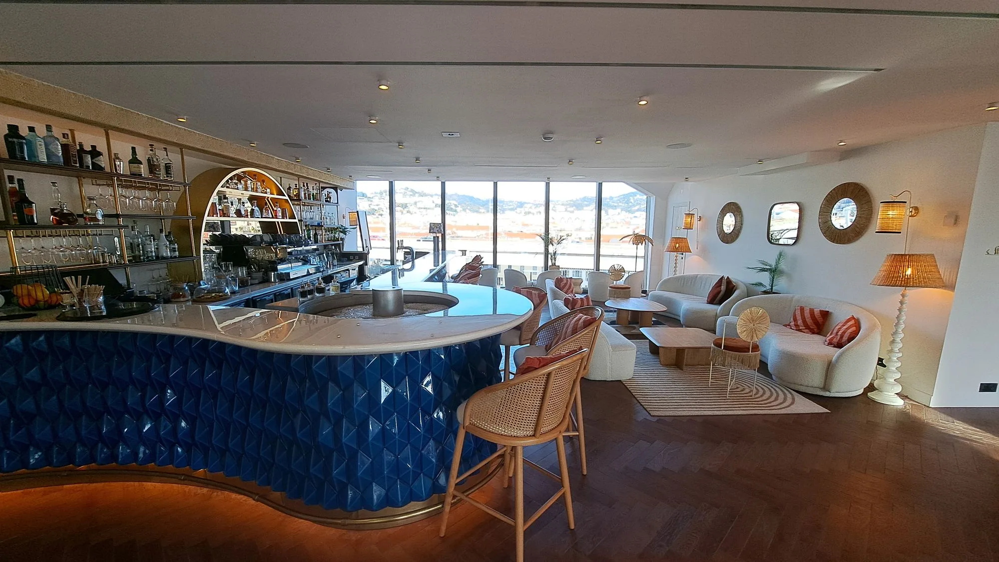 Lounge mit Bar und Sitzmöbeln im modernen Design