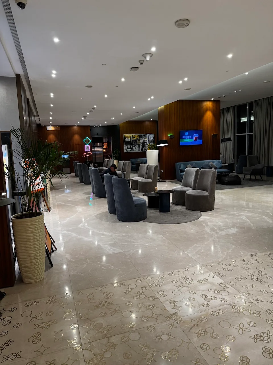 Loungebereich mit Sesseln und Couchen im modernen Design