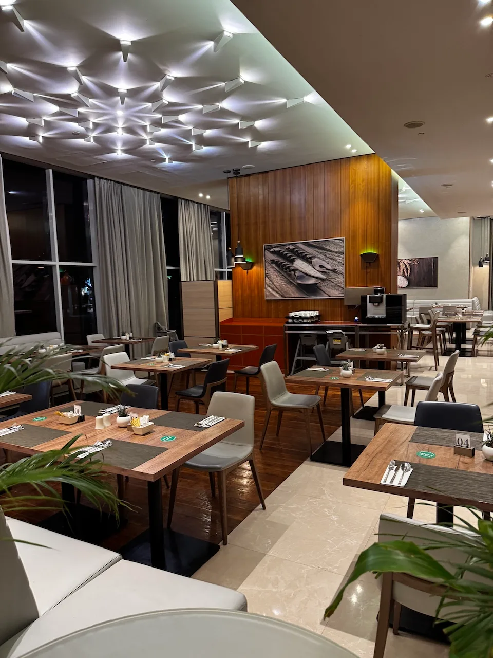 Modernes Restaurant mit Holztischen und grauen Stühlen