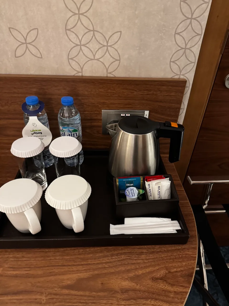 Hotelzimmereinrichtung mit Kaffeemaschine und Getränken