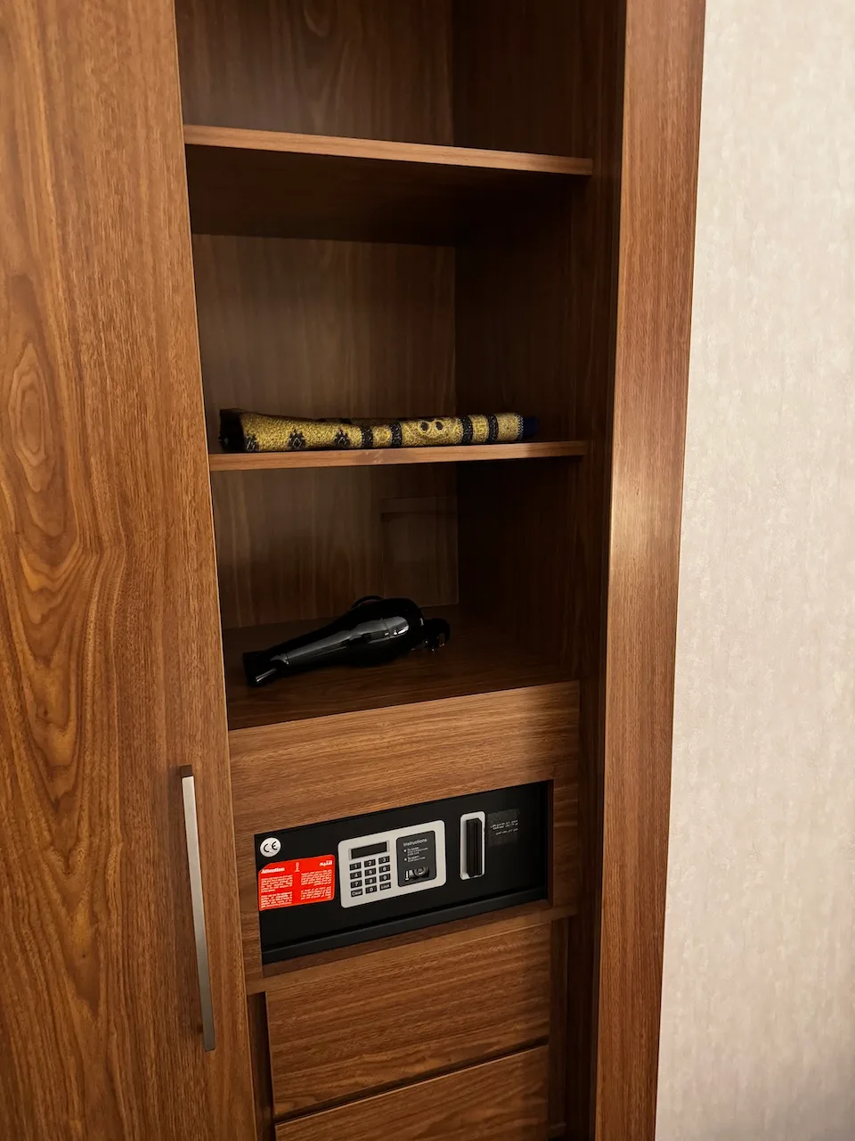 Holzschrank mit elektronischem Schließfach und Haartrockner