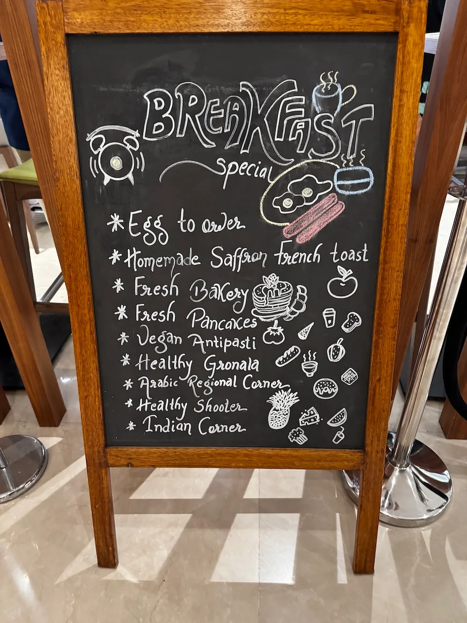 Frühstücks-Menütafel mit verschiedenen Speisen und Getränken