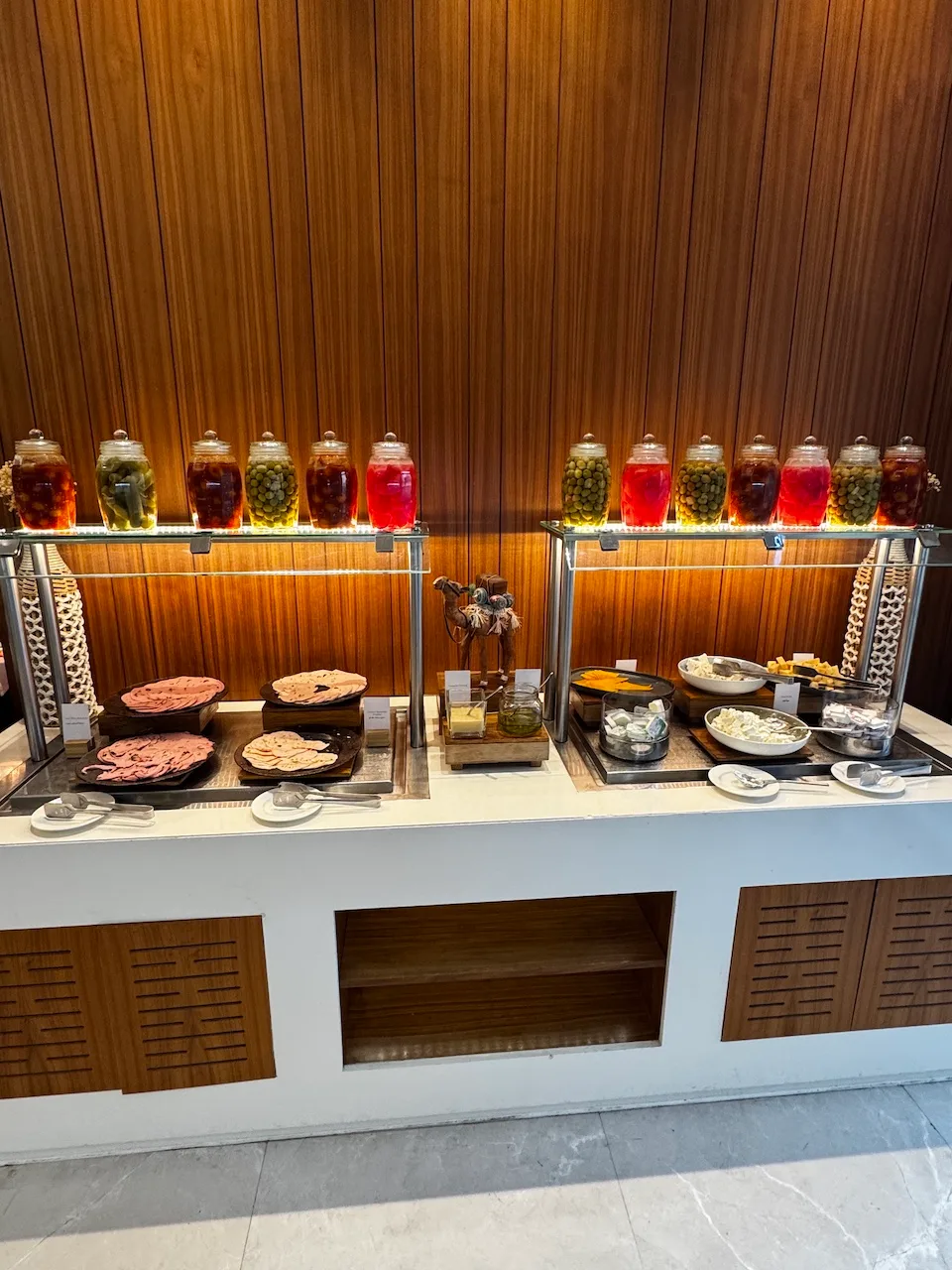 Buffet mit verschiedenen Getränken und Snacks