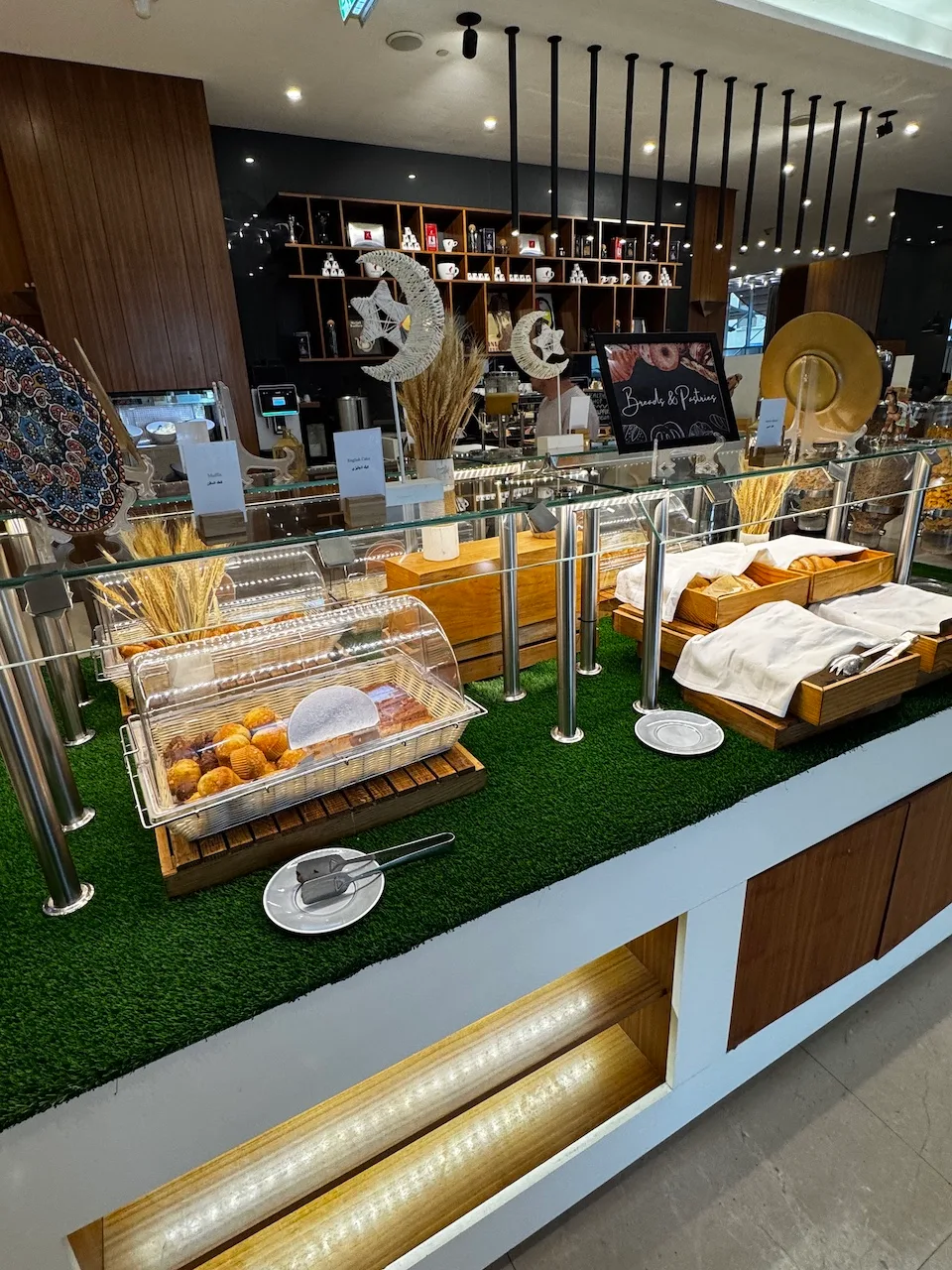 Frühstücksbuffet mit Brot und Kuchen in einem modernen Hotel