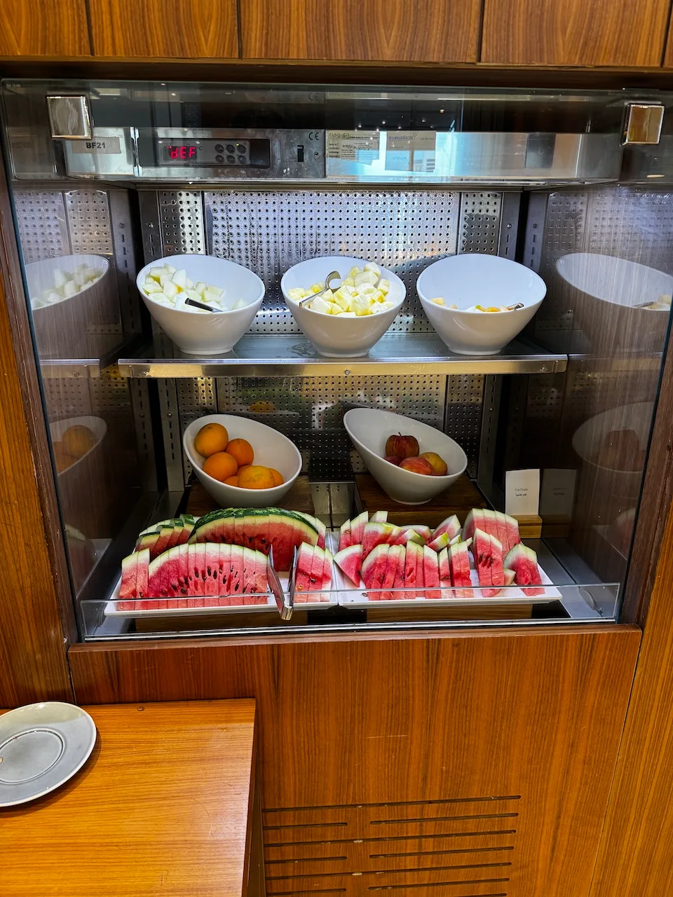 Fruchtsalatbuffet mit Wassermelone, Orangen und anderen Früchten