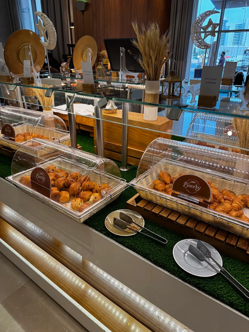 Frühstücksbuffet mit Croissants und anderen Gebäck in einer gehobenen Umgebung