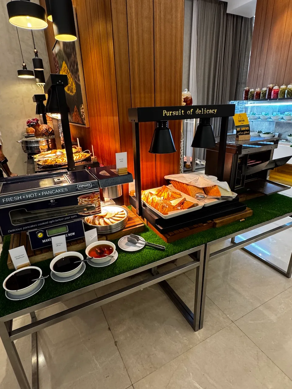 Frühstückbuffet mit Pancakes und Brötchen