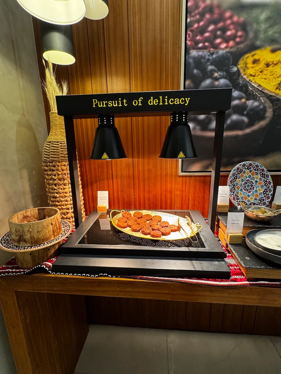 Buffet mit Keksen auf einem Teller vor einer Wand mit Gewürzen