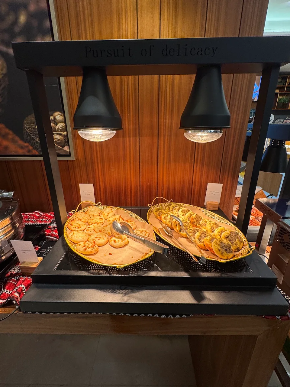 Buffet mit Gebäck auf Teller in einem Hotel