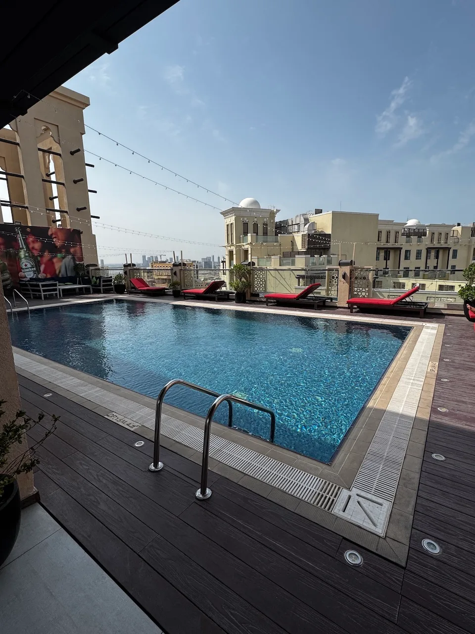 Dachterrasse mit Pool und Liegestühlen