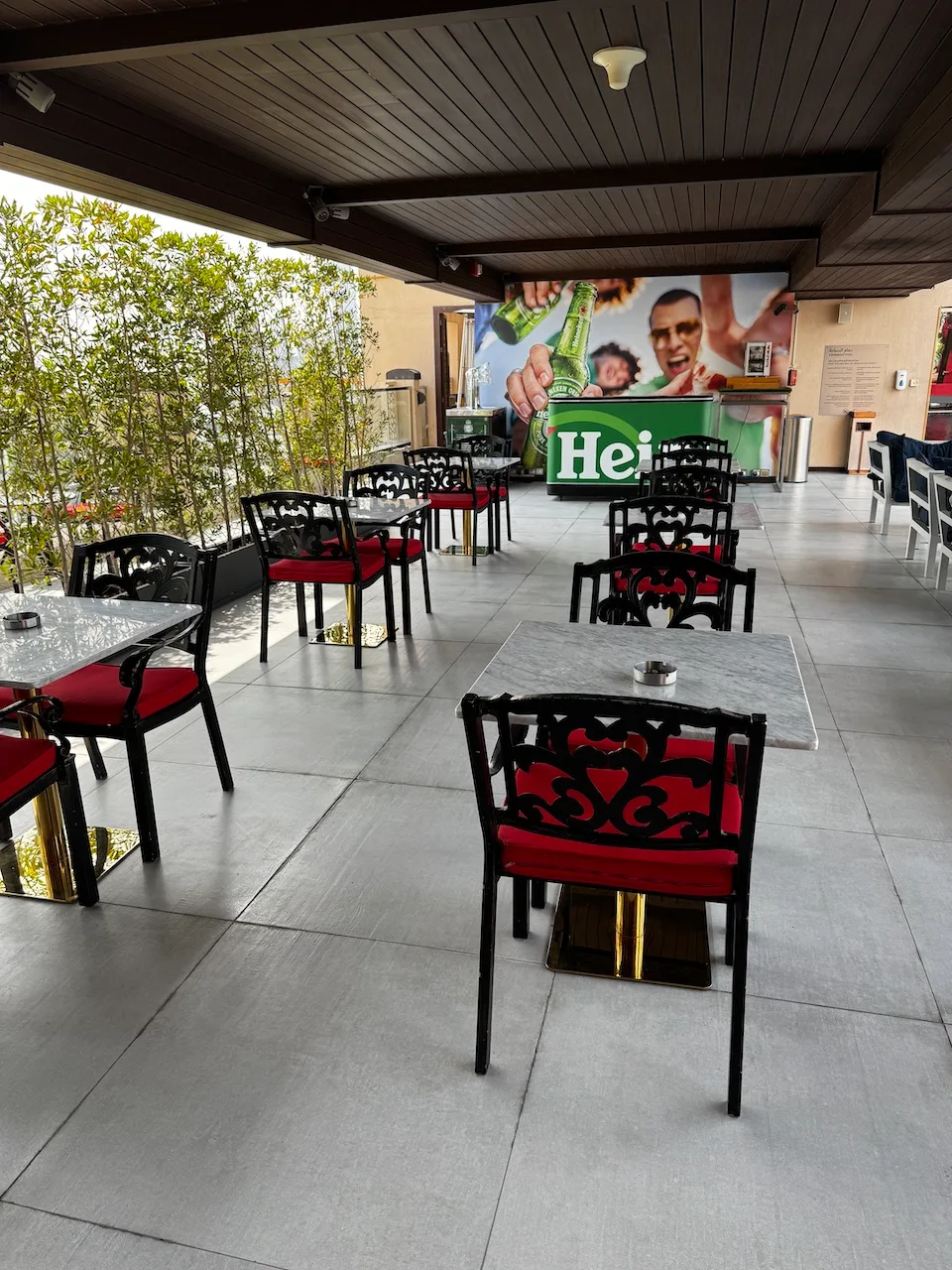 Terrasse eines Hotels mit Tischen und Stühlen