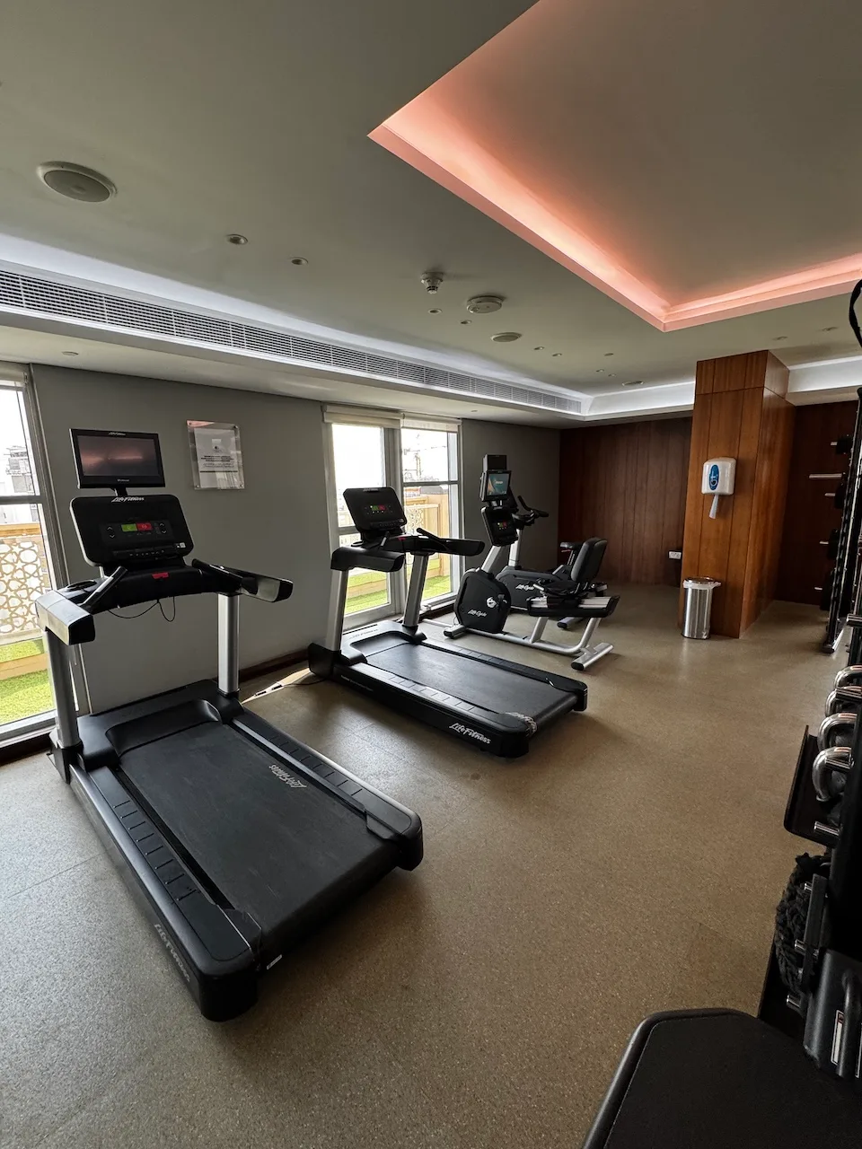 Gymnastikraum mit Laufbändern und Fitnessgeräten