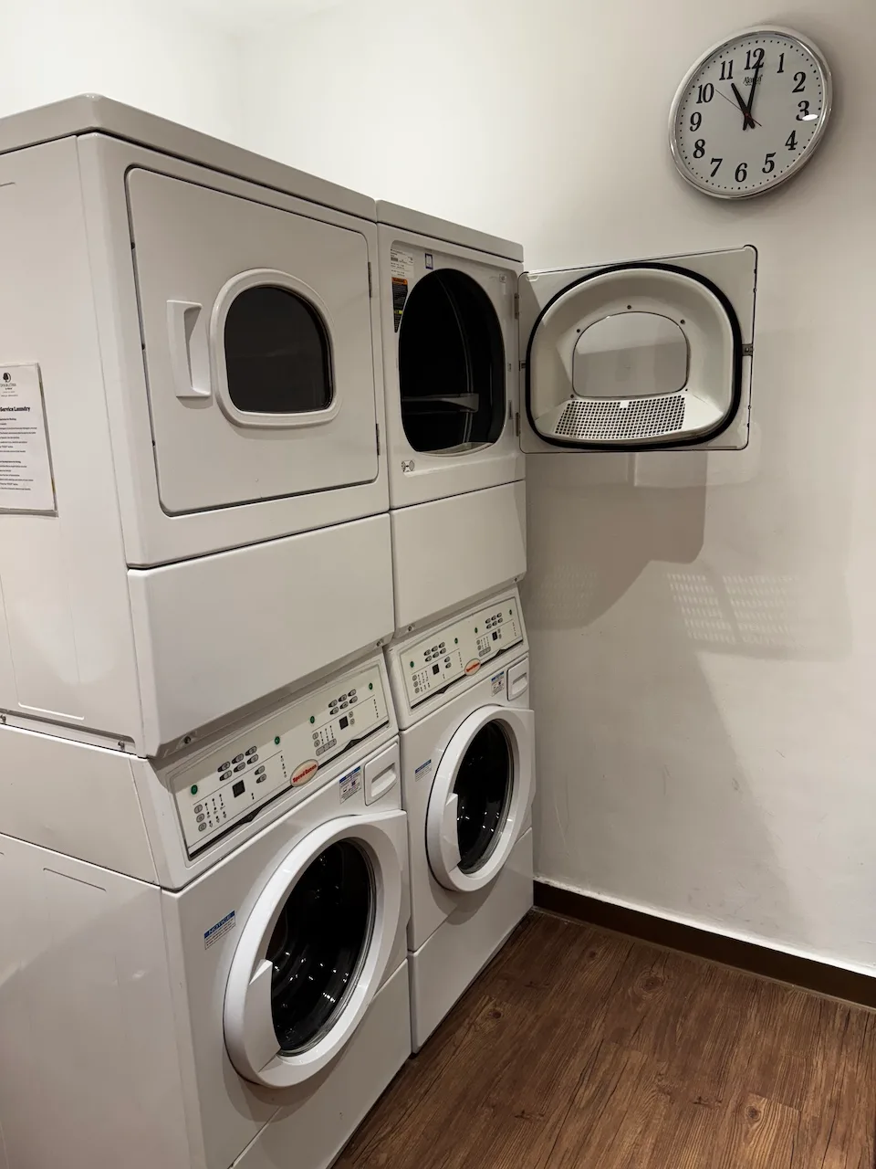 Wäscherei mit Trockner und Waschmaschine