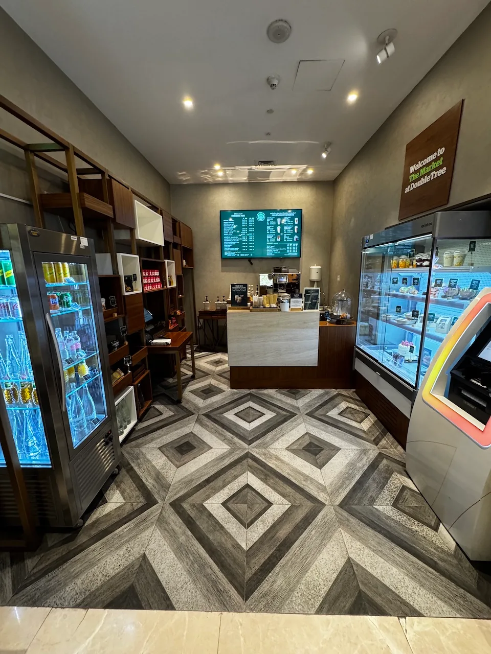 Lobby eines Hotels mit Kühlschränken und Theke