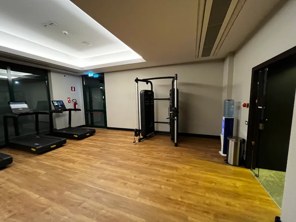 Fitnessraum mit Laufbändern und Trainingsgeräten