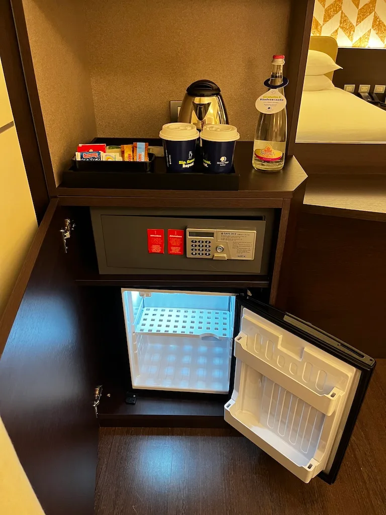 Hotelminibar mit Getränken und Kaffeezubehör