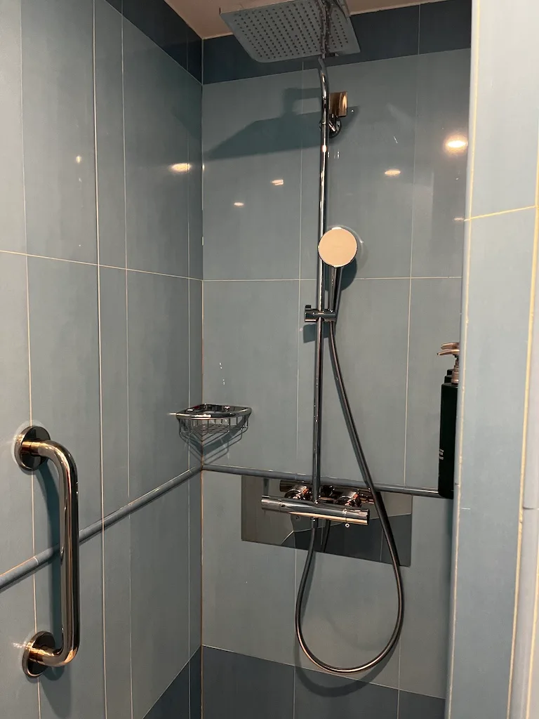 Duschbereich mit Regendusche und Handbrause