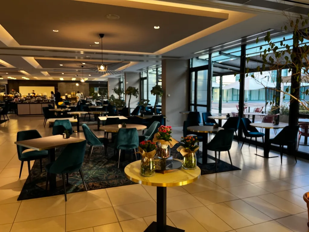 Hotellobby mit Tischen und Stühlen in Blautönen