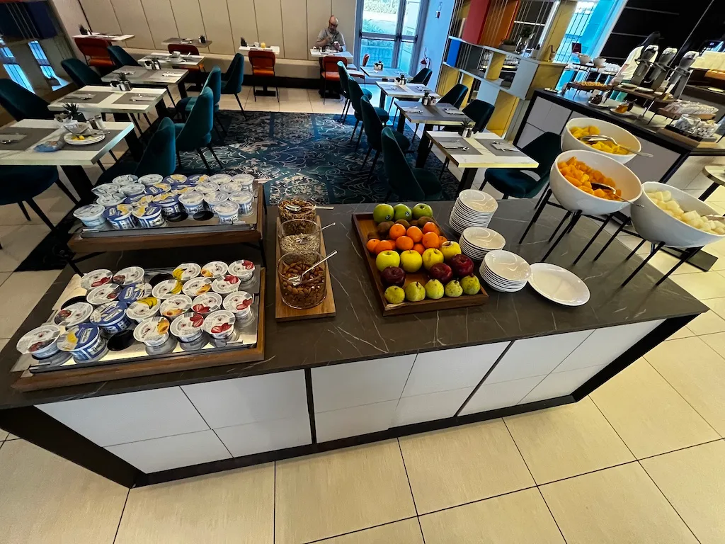 Frühstücksbuffet mit Obst, Joghurt und Nüssen