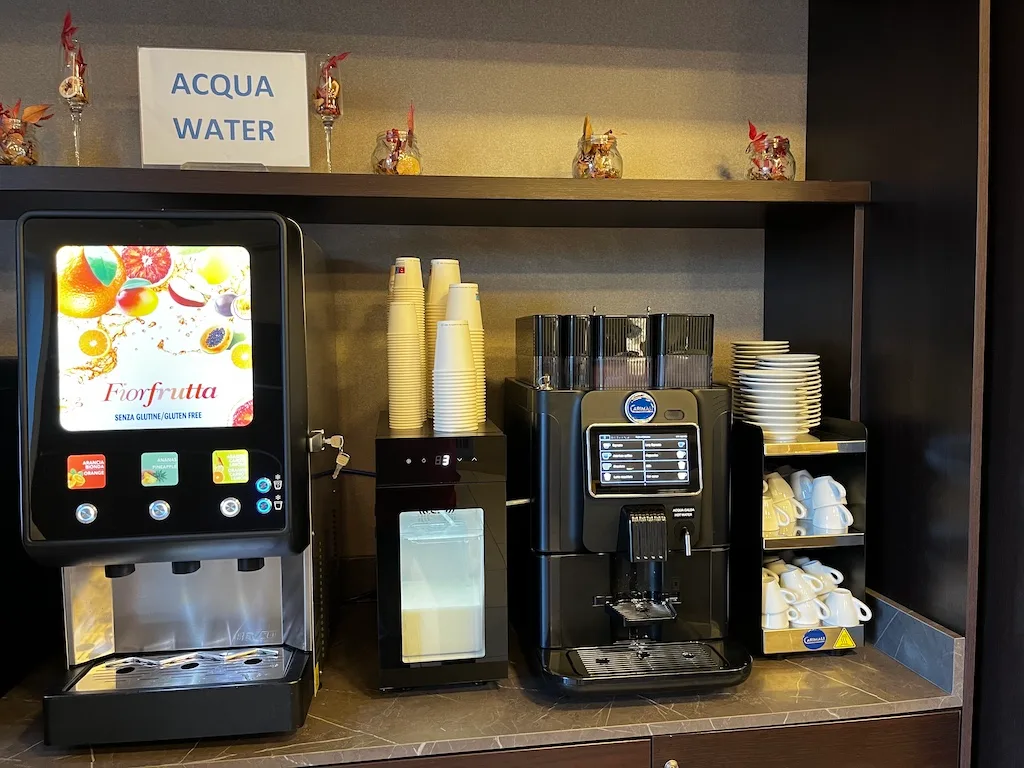 Getränkeautomaten und Kaffeemaschine auf Theke