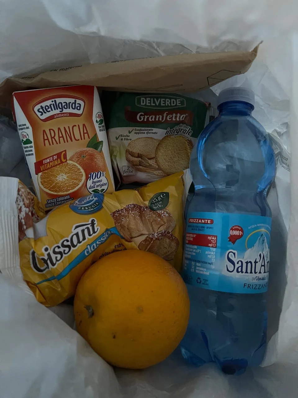 Die Breakfast Box – Orangensaft, Brot und frische Früchte