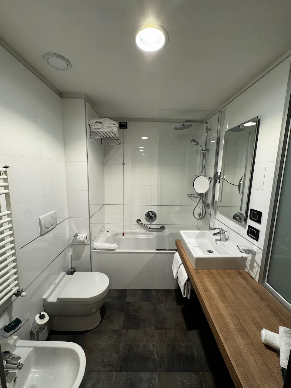 Badezimmer mit Dusche und Holzwaschtisch