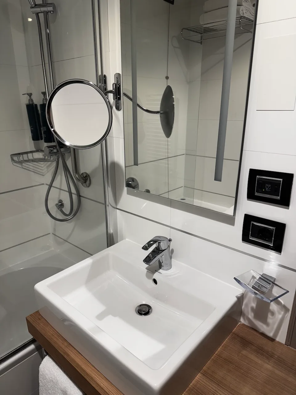 Modernes Waschbecken mit Spiegel