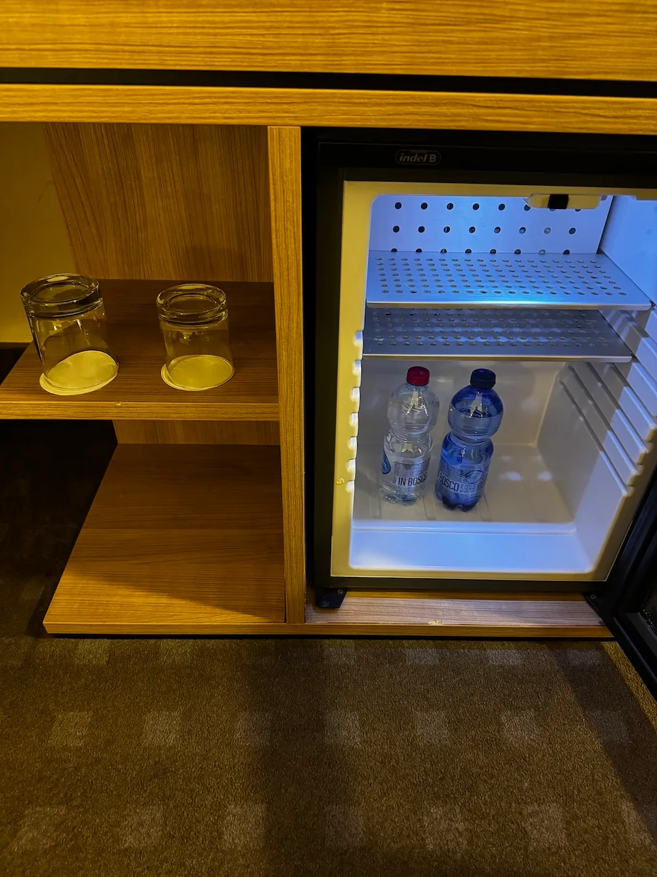 Schreibtisch und Minibar im Zimmer