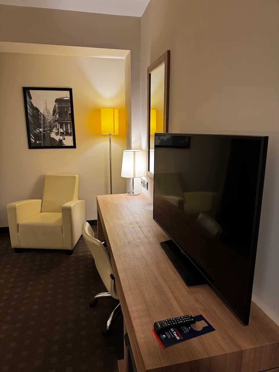 Schreibtisch, Fernseher und Stuhl