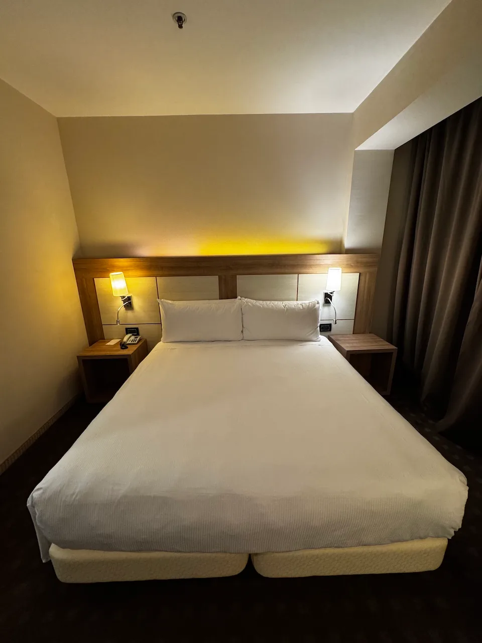 Das Doppelbett mit Nachttischen