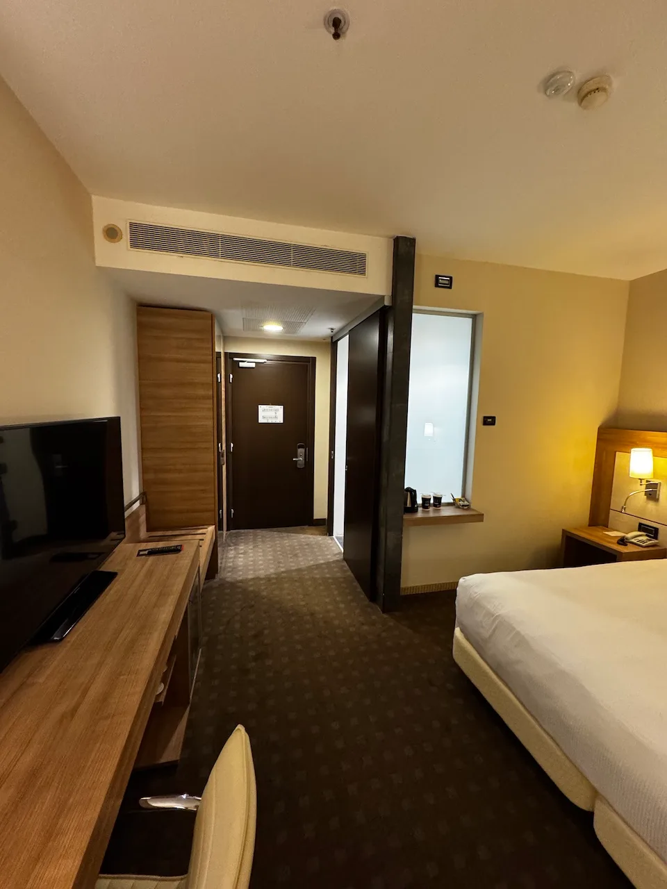 Zimmer mit Doppelbett und Schreibtisch
