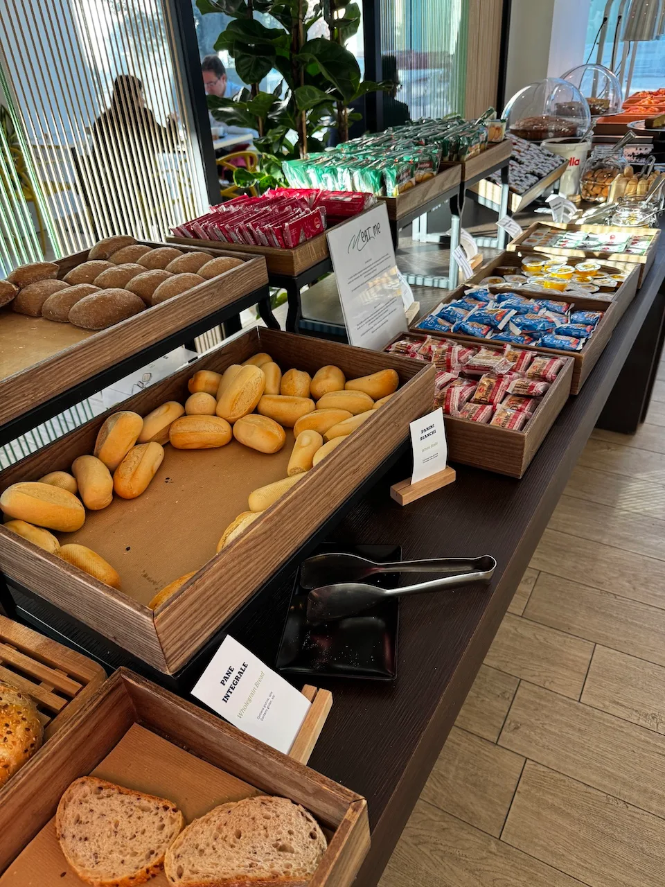 Verschiedene Brotarten und Snacks