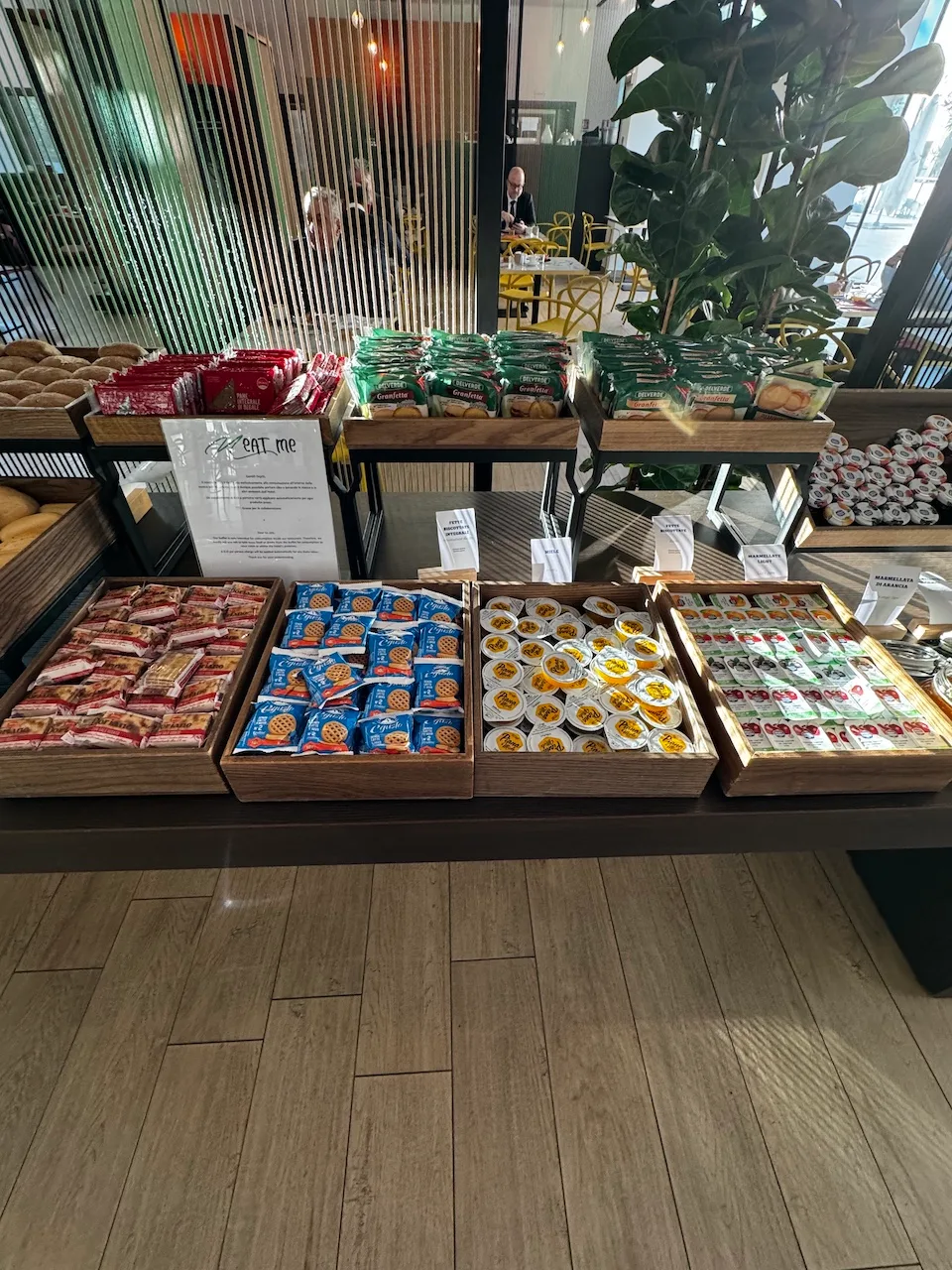 Buffet mit Snacks und Getränken