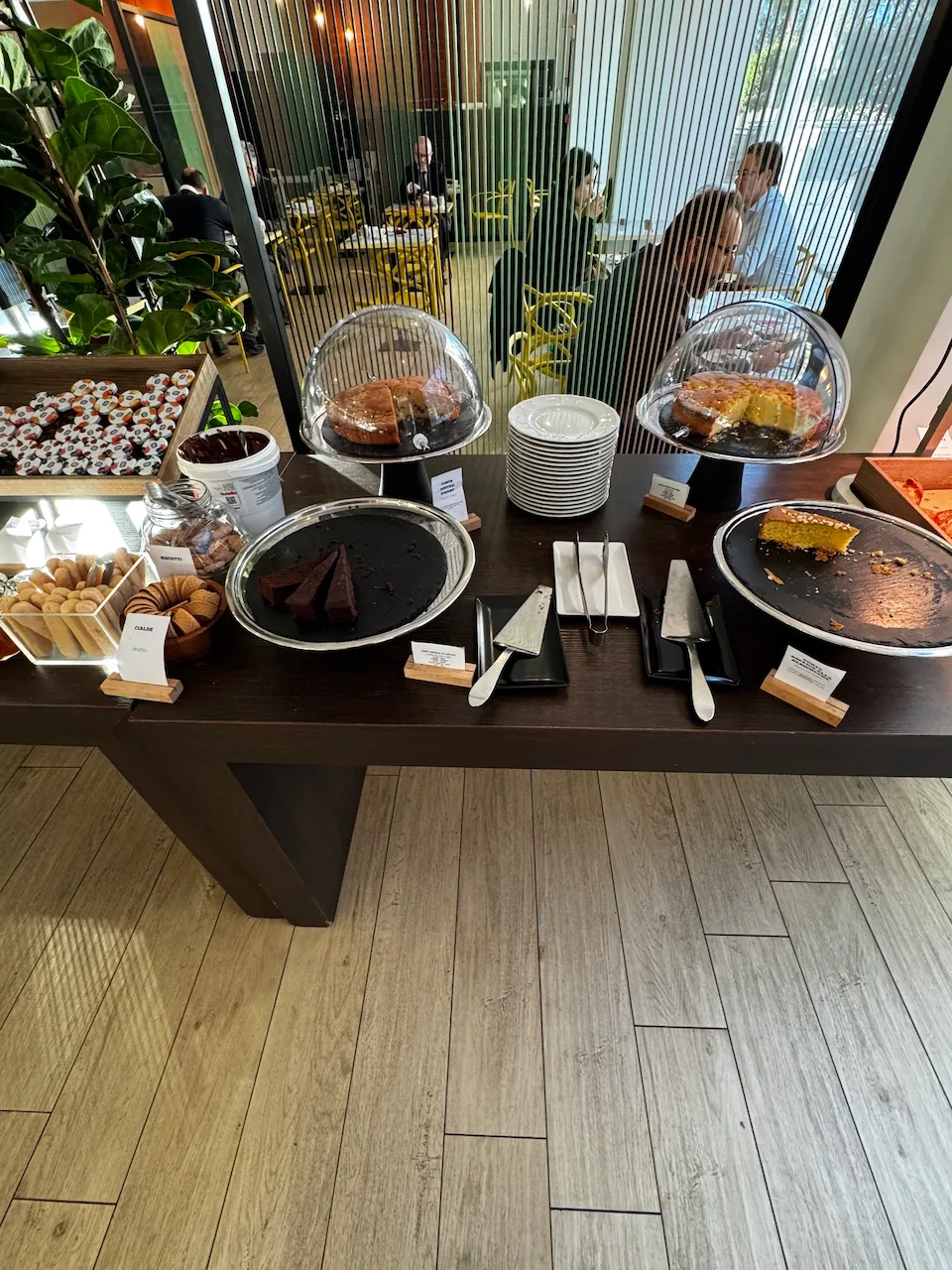 Kuchen und Gebäck an der Frühstückstheke