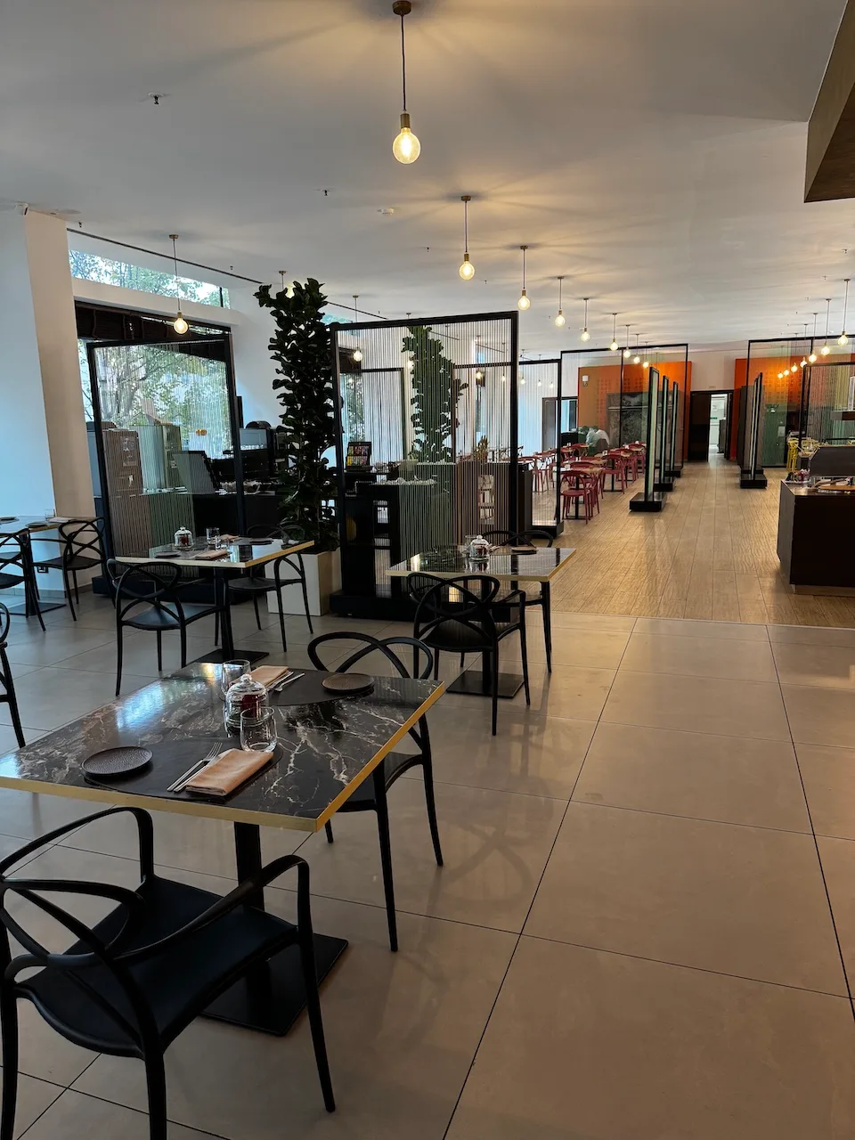Hotellobby mit modernen Möbeln