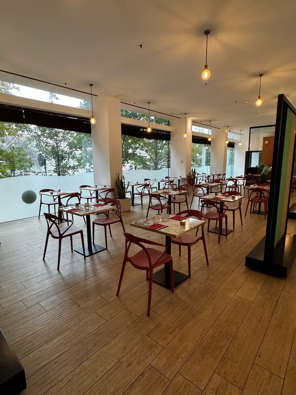 Restaurant mit Holzboden und roten Stühlen