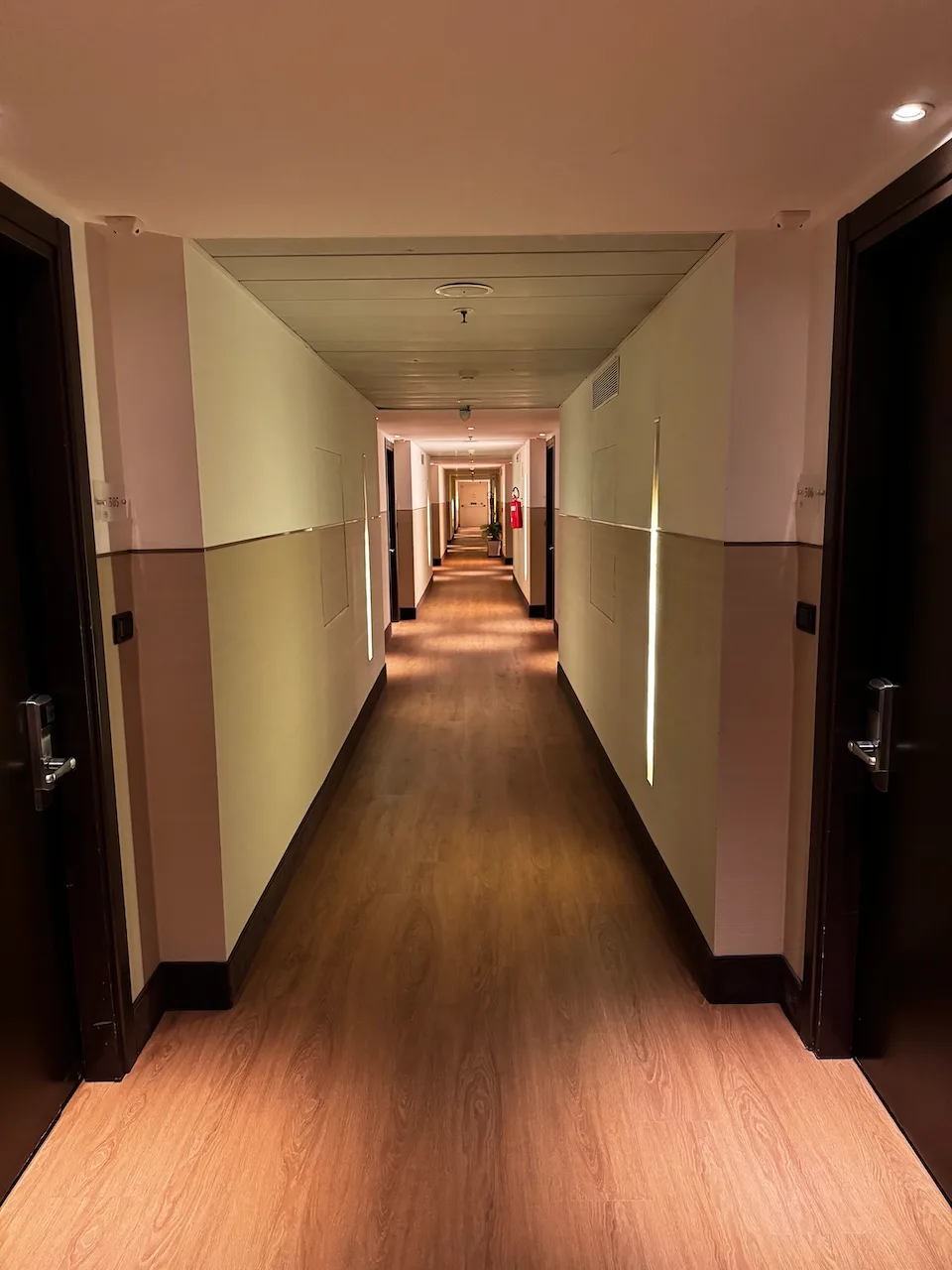Hotelkorridor mit Holzboden