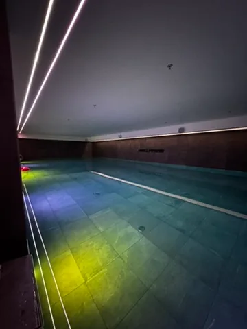 Indoor Pool mit farbigem Bodenbelag und LED-Lichtern